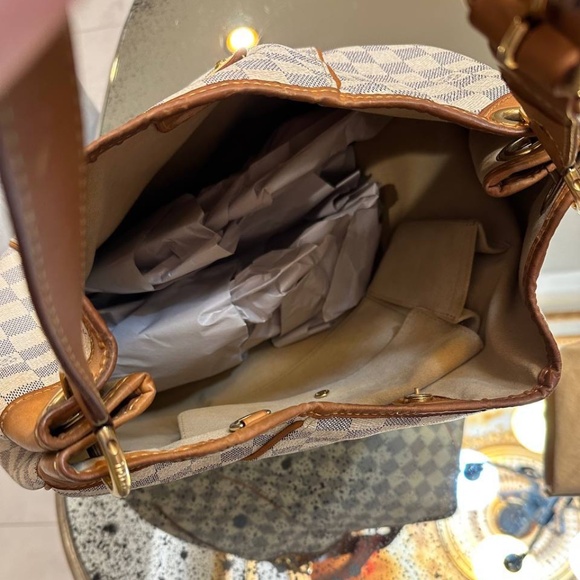 LV Purse - Picture 2 of 5